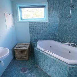 Real fisherman's cabins in Ballstad, Lofoten, hotell i Ballstad