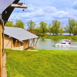 Camping de Boomgaard, hôtel à Maaseik