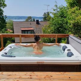 Ferienhaus Wellnesshütte mit Außenwhirlpool und herrlichem See-und Alpenblick, hôtel à Überlingen