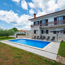 Six-Bedroom Holiday Home In Barban