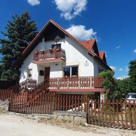 Baker Street Apartman, hotel in Balatonalmádi