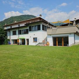 Casa Mario Spacious Garden Apartments, Lake Como, hotelli kohteessa Domaso