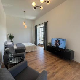 Apartment Yellow Rose, Perfect Location with Free Parking, 24h Checkin & Balcony