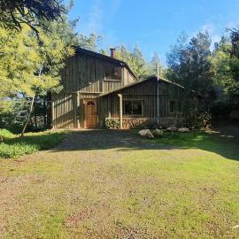 Remodelada Cabaña Antoleo a metros de Lago Vichuquén, hotel di Vichuquén
