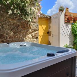 Encanto Casa com Spa Jacuzzi Open Space Castelo Branco, hotel u gradu 'Tinalhas'