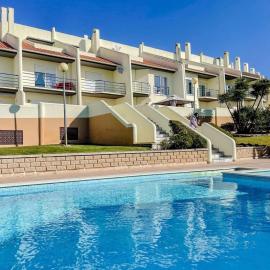 Peniche master bedroom with sea view balcony, private bathroom, shared kitchen, swimming pool, surfing resort, hotel in Atouguia da Baleia