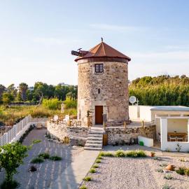 Traditional Windmill - 50m from the Sea, hotel a Lampi