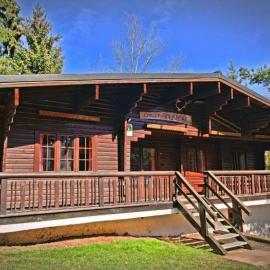 Spacious 8-Bedroom Chalet, hotel i Barvaux