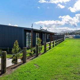 Custom designed holiday home, next to Cycleway., Hotel in Te Aroha