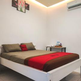 RedDoorz Syariah at Naffa Homestay – hotel w mieście Sarolangun