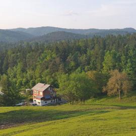 Turistična kmetija Pri studencu, hotel a Begunje pri Cerknici
