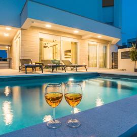 노발야에 위치한 호텔 Luxury apartment Sun with private Pool and Jacuzzi