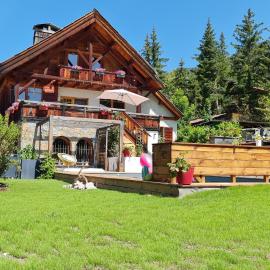 Chalet SERRE CAMBEOU Piscine&spa – hotel w mieście Saint-Chaffrey