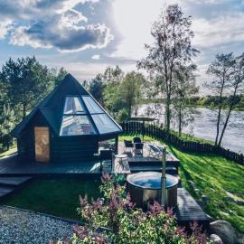 Osada Poli - Domek Panoramiczny nad Narwią z Prywatną Balią i Hydromasażem, hotelli kohteessa Łachy