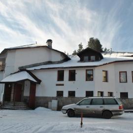 Kris Guesthouse، فندق في Stoykite