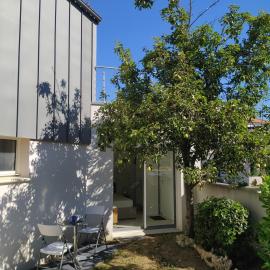 Belle Maisonnette avec jardin 2 pas du VIEUX PORT, hotel in La Rochelle