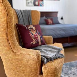 Private Bright Modern Studio! Queen bed !, hotel in Victoria