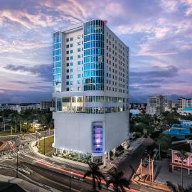 Embassy Suites By Hilton Sarasota，薩拉索塔的飯店