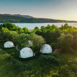 Glamping Biała Czapla z balią nad jeziorem czorsztyńskim – hotel w mieście Maniowy