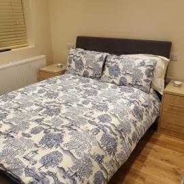 London Luxury Apartments 3 Bedroom Sleeps 8 with 3 Bathrooms 5 mins Walk to tube station free parking, hotel in Ilford