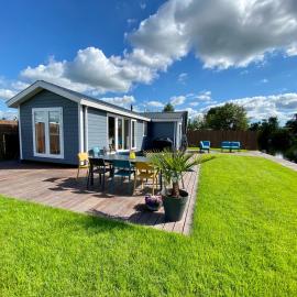New - Waterfont Villa08 - Private Residence on a lake near Amsterdam, hotel din Vinkeveen