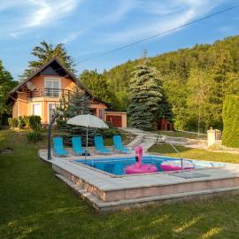 Villa Tratea with a heated pool, hotel in Tomić Draga
