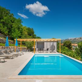 Apartment Juranić II with pool
