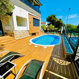 SANJA - with a large covered terrace and pool, hotel in Banjole