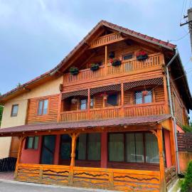Casa de Vacanta "La Faurie", hotel en Paroş