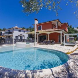 Holiday Home Villa Amaii by Interhome, hotelli kohteessa Karigador