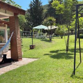Casa con jardín, pileta, asador, y vistas al lago en Embalsina