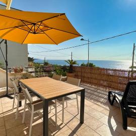 Marina di Andrano - Alisso, casa vista mare con parcheggio privato e wifi, hôtel à Andrano