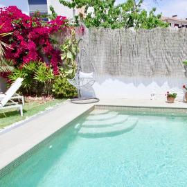 Beach house with private swimming pool * 5 min walk to the beach, hotel em El Vendrell