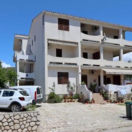 Apartments by the sea Mandre, Pag - 3084, hotel em Kolan