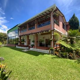 Finca Hotel 12 Palmas- Aeropuerto JMC، فندق في ريونيغرو