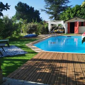 Aubagne में, होटल Dépendance cosy entre jardin privé et piscine partagée