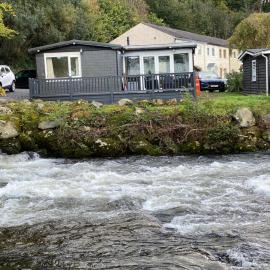 Stunning 3 Bed Riverside Cabin in Snowdonia, ξενοδοχείο σε Caeathro