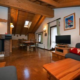 "La Mansarda" in the Dolomites + Jacuzzi, hotel in Santo Stefano di Cadore