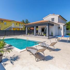 Amazing Home In Stinjan, hotel en Štinjan