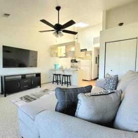 Sunnie Days condo in Oak Harbor on Lake Erie!, מלון בSand Beach