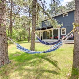 Fire Pit, Kayaks & Hammocks: Long Pond Home!, hotel in Long Pond