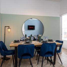 Spacious 4BR Home with outdoor seating in Swansea, hotel in Swansea