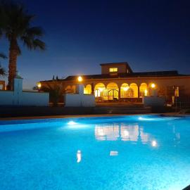 Chalet Bella Vista, hotel in Lora del Río