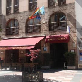 Favila Oviedo, hotel Oviedóban
