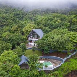 Viesnīca SaffronStays Aranya Vilas & Raanwaara Cottage pilsētā Āmbavna