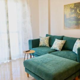 Serene Green One-Bedroom Condo، فندق في فلوره