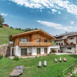HAUSERHOF Chalet with Dolomite View
