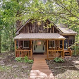 Lake Cumberland Resort Cabin In Gated Community!, hotel in Burnside