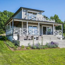 Exclusive tranquil villa by the sea, boat available, hotel a Drottningskär
