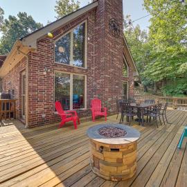Boat Dock & Fire Pit: Lakefront Paradise in Eucha!, hotel in Eucha